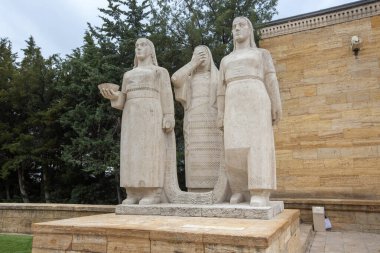 Ankara - Türkiye, 30 Mayıs 2025, Anitkabir müzesi Atatürk Anıtkabir Anıtmezarında yardım ediyor.