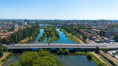 Bulgaristan 'ın Filibe kenti Maritsa nehri ve panoramasının şaşırtıcı hava manzarası