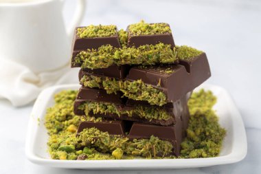 Moda çikolata; Dubai çikolatası şam fıstığı ezmesi ve kadayif ile yapılır.