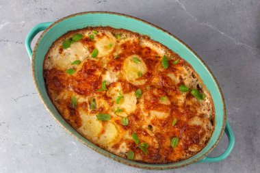 Patates graten (kremalı ve peynirli fırında patates) biberiye ve çatallı (Türk adı Kremali patatesi;)