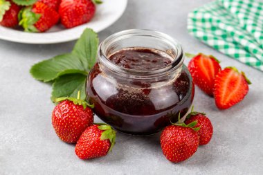 Çilek reçeli üst görünümden beyaz arka plan üzerinde izole kase