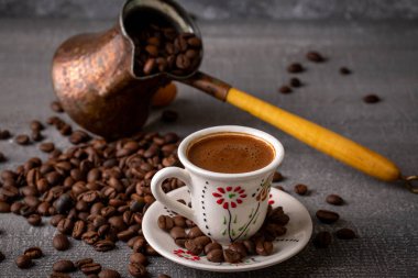 Geleneksel lezzetli Türk kahvesi veya Yunan kahvesi