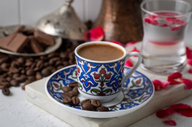 Geleneksel lezzetli Türk kahvesi veya Yunan kahvesi