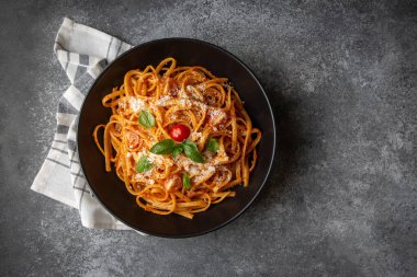 Lezzetli domates soslu ve parmesan peynirli düz makarna..