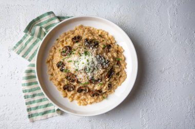 Porcini ve şampiyon mantarlı pilav.