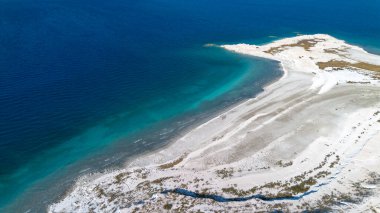 Salda Gölü 'nün huzur verici güzelliği - Türkiye' nin kristal berrak turkuaz suları ve büyüleyici çevresindeki manzaraları büyüleyici bir manzara.. 