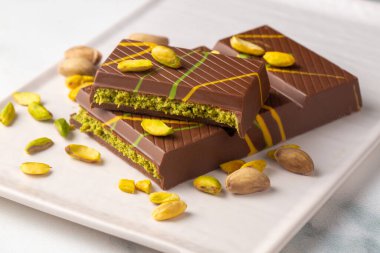 Moda çikolata; Dubai çikolatası şam fıstığı ezmesi ve kadayif ile yapılır.