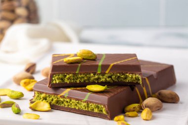 Moda çikolata; Dubai çikolatası şam fıstığı ezmesi ve kadayif ile yapılır.