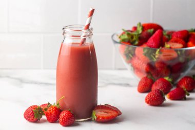 Çilekli içecek ya da milkshake..