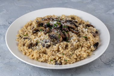 Porcini ve şampiyon mantarlı pilav.