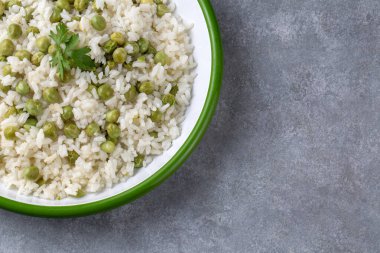 Geleneksel lezzetli Türk yemekleri; bezelye pilavı (Türkçe: Bezelyeli pilav))