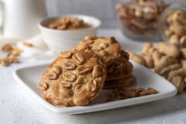 Tabakta lezzetli görünen fıstık kurabiyeleri
