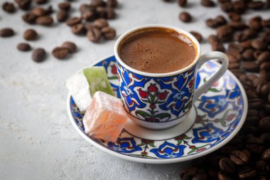 Geleneksel lezzetli Türk kahvesi veya Yunan kahvesi