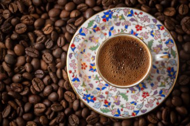 Geleneksel lezzetli Türk kahvesi veya Yunan kahvesi