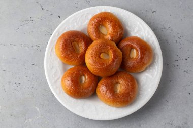 Geleneksel lezzetli Türk tatlısı (Türkçe: Sekerpare))