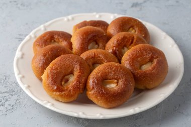 Geleneksel lezzetli Türk tatlısı (Türkçe: Sekerpare))