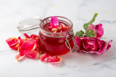 Gül reçeli ve gül yaprakları.