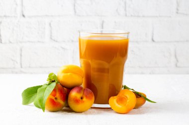 Taze kayısı suyu ve kayısı meyvesi