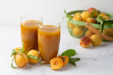 Taze kayısı suyu ve kayısı meyvesi