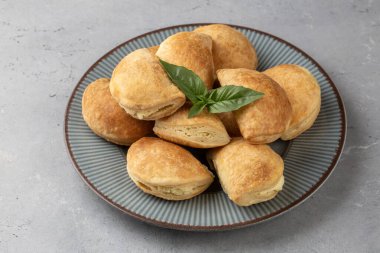 Tiropitkia Kourou; küçük peynirli turtalar, puf börekleri.