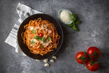 Lezzetli domates soslu ve parmesan peynirli düz makarna..