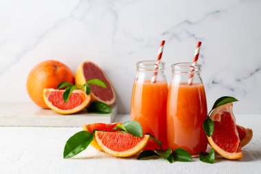 Greyfurt parçalı taze sıkılmış greyfurt suyu..