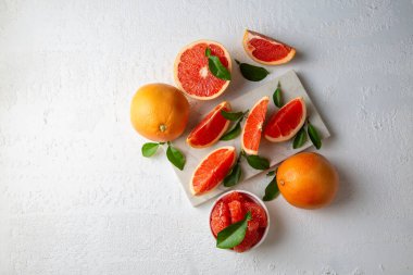 Greyfurtlu taze greyfurt dilimleri..