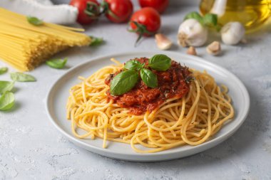 Lezzetli aperatif klasik İtalyan spagetti makarna ve domates sosu - spagetti bolonez