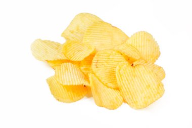 Beyaz arkaplanda izole edilmiş patates cipsi.