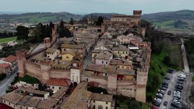 Gradara 'nın güzel köyü Paolo ve Francesca' nın trajik aşk hikayesiyle ünlü oldu.