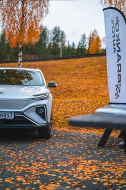 Hoff, Norveç - 14 Kasım 2022: Test pistinde yeni elektrikli arabalar. 