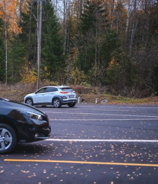 Hoff, Norveç - 14 Kasım 2022: Test pistinde yeni elektrikli arabalar. 