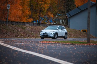 Hoff, Norveç - 14 Kasım 2022: Test pistinde yeni elektrikli arabalar. 