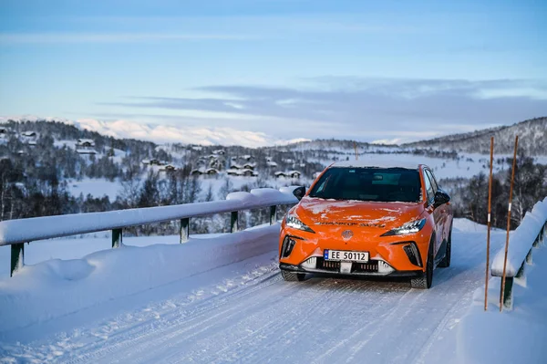 ノルウェーのラランド 2023年1月14日 オレンジ電気自動車Mg4はハッチバック中国の電気自動車です — ストック写真