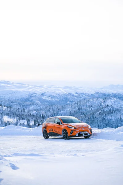 挪威劳兰 2023年1月14日 橙色电动车Mg4是一辆背向中国的电动车 — 图库照片