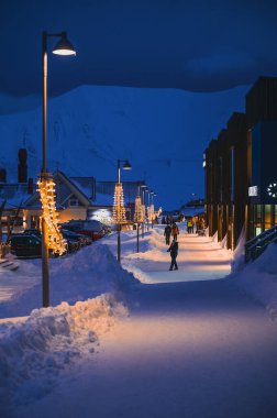  Norveç, Spitsbergen Longyear byen 'in şehir manzarasının buzlu doğası. Svalbard 'da kış kutbu gecesi