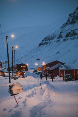  Norveç, Spitsbergen Longyear byen 'in şehir manzarasının buzlu doğası. Svalbard 'da kış kutbu gecesi