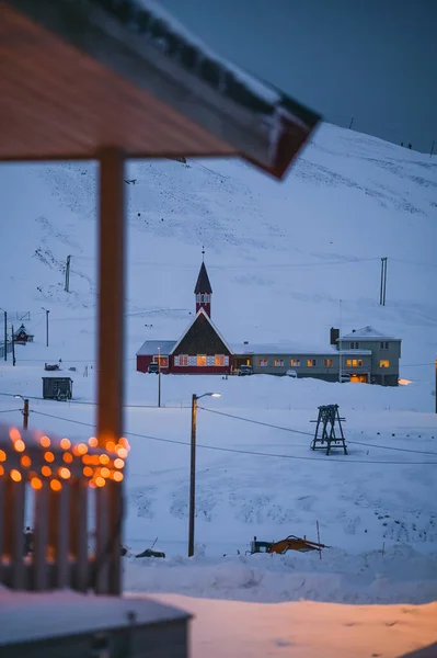 Норвезький Ландшафтний Характер Міського Краєвиду Spitsbergen Longyearbyen Зимова Полярна Ніч Стокове Зображення