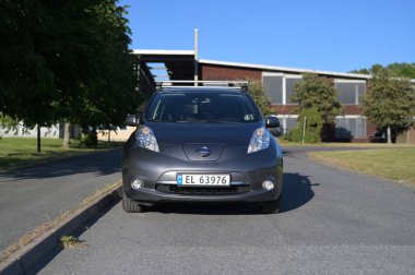 Tonsberg, Norveç - 2 Haziran 2023: Gri gri NISSAN LEAF, C segment elektrikli otomobil. Güneşli bir yaz gününde yeni bir araba. 