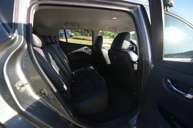 Tonsberg, Norveç - 2 Haziran 2023: Gri gri NISSAN LEAF, C segment elektrikli otomobil. Güneşli bir yaz gününde yeni bir araba. 