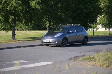 Tonsberg, Norveç - 2 Haziran 2023: Gri gri NISSAN LEAF, C segment elektrikli otomobil. Güneşli bir yaz gününde yeni bir araba. 