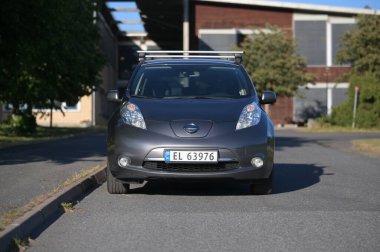 Tonsberg, Norveç - 2 Haziran 2023: Gri gri NISSAN LEAF, C segment elektrikli otomobil. Güneşli bir yaz gününde yeni bir araba. 