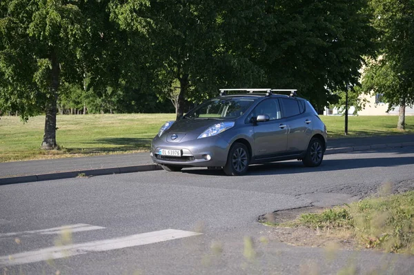 Tonsberg Νορβηγία Ιουνίου 2023 Ασημί Γκρι Nissan Leaf Είναι Ένα — Φωτογραφία Αρχείου