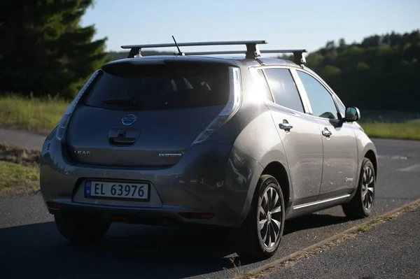 Tonsberg Norway Червня 2023 Срібний Сірий Nissan Leaf Компактний Сегмент — стокове фото