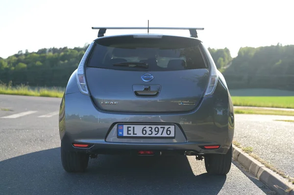 Tonsberg Norvégia Június 2023 Ezüst Szürke Nissan Leaf Egy Kompakt Jogdíjmentes Stock Fotók