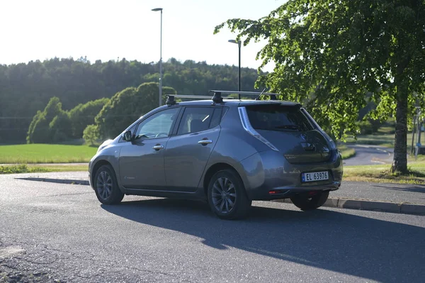 Tonsberg Noruega Junho 2023 Cinza Prateado Nissan Leaf Carro Elétrico Imagem De Stock