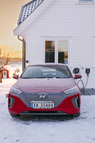 Tnsberg Norwegia Desember 2023 Mobil Listrik Hyundai Ioniq Berwarna Merah — Stok Foto