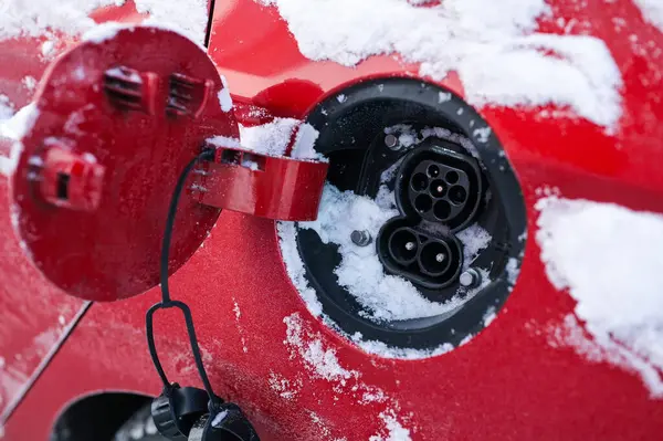 ノルウェー トンズバーグ 2023年12月27日 充電ステーションの横に充電するオレンジ赤いヒュンダイイオニク電気自動車 ロイヤリティフリーのストック写真