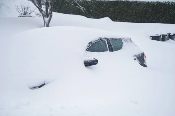 ノルウェーのトンズバーグ 2024年1月1日 オレンジ色の赤いヒュンダイ イオニクの電気自動車が雪の下に降りました スノーストーム 雪の送風機で雪を除去する ストック画像