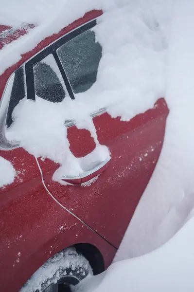 ノルウェーのトンズバーグ 2024年1月1日 オレンジ色の赤いヒュンダイ イオニクの電気自動車が雪の下に降りました スノーストーム 雪の送風機で雪を除去する ストックフォト